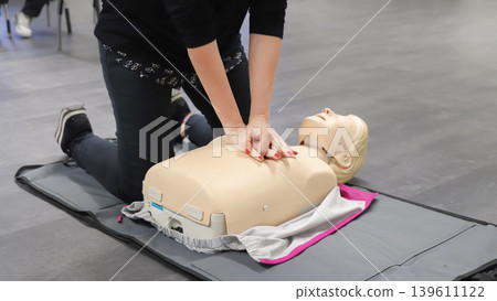 BLSD Defibrillator use course. first aid course - company safety - cardiac massage - Basic Life Support BLSD Defibrillator use course. first aid course - company safety - cardiac massage - Basic Life Support 139611122