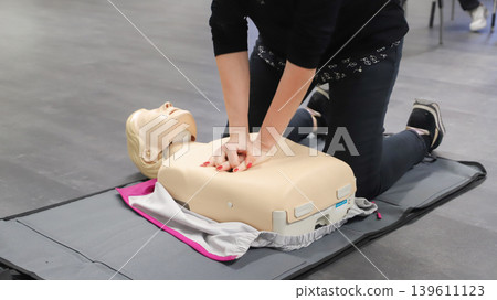 BLSD Defibrillator use course. first aid course - company safety - cardiac massage - Basic Life Support BLSD Defibrillator use course. first aid course - company safety - cardiac massage - Basic Life Support 139611123