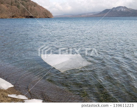 Lake Kussharo with floating ice 139611223
