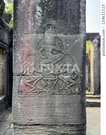 2026 年 1 月,吳哥城巴戎寺,柱子上雕刻著阿普薩拉舞者的浮雕。 2026 年 1 月,吳哥城巴戎寺,柱子上雕刻著阿普薩拉舞者的浮雕。 139611523