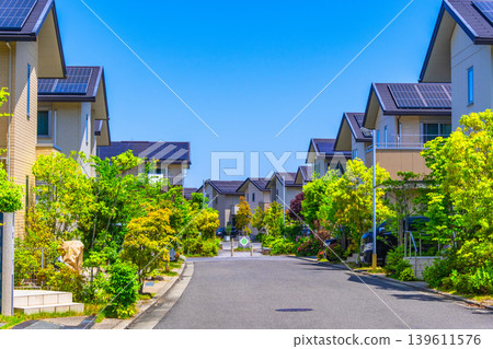 一個寧靜的生態小鎮,電力線路埋於地下,並以太陽能發電。 一個寧靜的生態小鎮,電力線路埋於地下,並以太陽能發電。 139611576