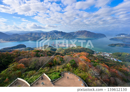 從五郎天空塔(京都府舞鶴市)的觀景台上看到的秋葉 從五郎天空塔(京都府舞鶴市)的觀景台上看到的秋葉 139612130