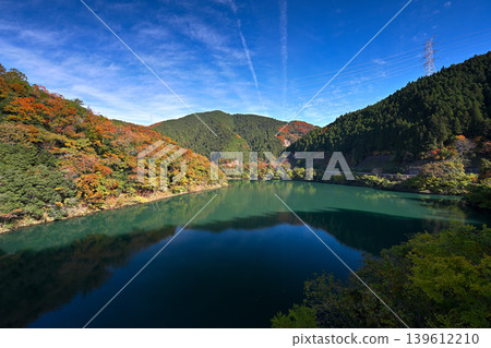 Autumn foliage on the mountains surrounding Hiyoshi Dam (Nantan City, Kyoto Prefecture) Autumn foliage on the mountains surrounding Hiyoshi Dam (Nantan City, Kyoto Prefecture) 139612210