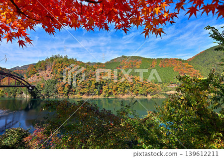 Autumn foliage on the mountains surrounding Hiyoshi Dam (Nantan City, Kyoto Prefecture) Autumn foliage on the mountains surrounding Hiyoshi Dam (Nantan City, Kyoto Prefecture) 139612211