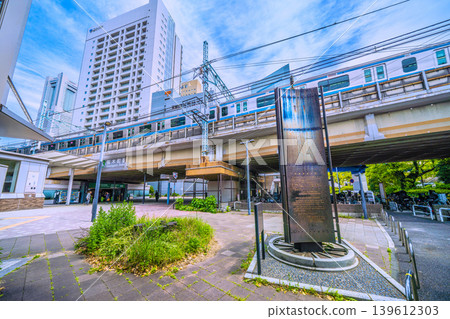 日本橫濱市的城市景觀,包括位於櫻木町站新南出口(市政廳出口)前的「鐵路開通遺址紀念碑」。 日本橫濱市的城市景觀,包括位於櫻木町站新南出口(市政廳出口)前的「鐵路開通遺址紀念碑」。 139612303