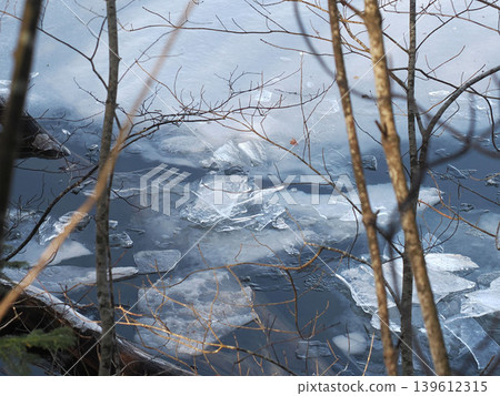 Ice that has drifted ashore on the shore of Lake Kussharo 139612315