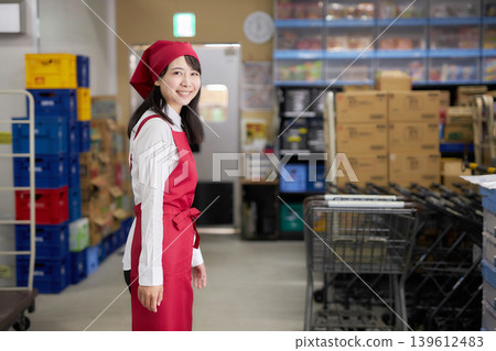 一位年輕女子在後屋使用平板電腦管理庫存。 139612483