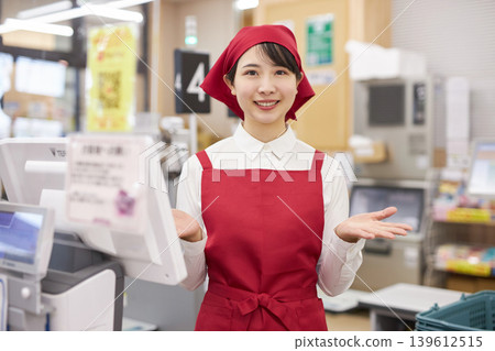 一位在超市收銀台工作的年輕女子 139612515