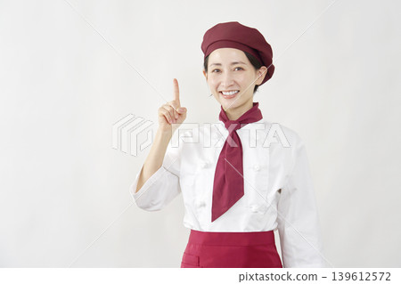 女糕點師在白色背景前做出數字1的手勢。 139612572