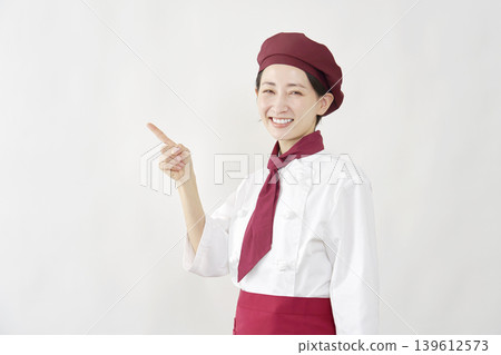 一位女糕點師指向左邊。 139612573