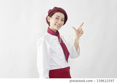 一位女糕點師在盒子上簽名。 139612597