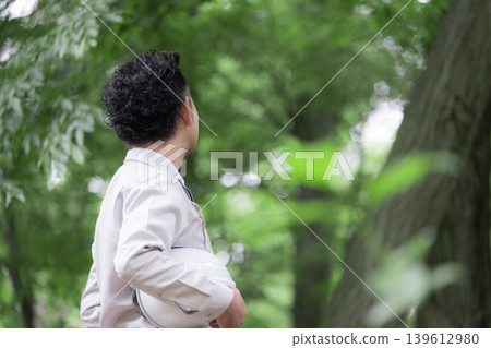 在茂盛的綠植掩映下，戴著安全帽的林業和建築管理人員的臉龐被遮住了。 139612980