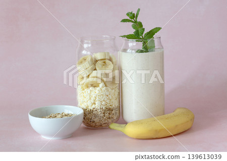 Banana Oat Smoothie. Banana Oat Smoothie. 139613039