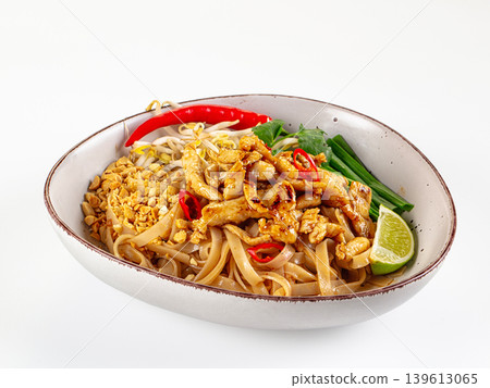 Noodle pad thai with chicken 139613065