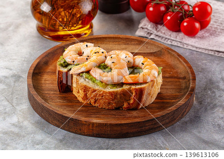 Sandwich with prawn and avocado 139613106