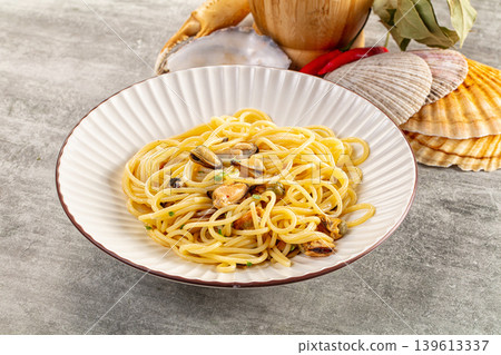 Pasta spaghetti with mussels and oil Pasta spaghetti with mussels and oil 139613337