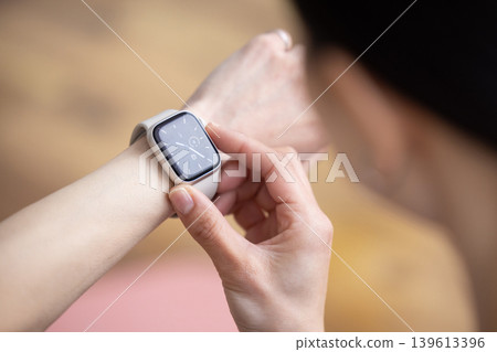 Close-up of a smartwatch on a woman's wrist 139613396