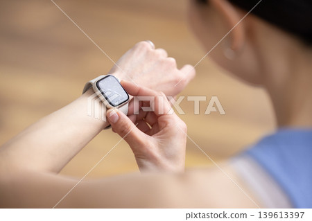 特寫鏡頭：一位女士手腕上的智慧型手錶 139613397