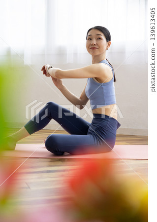 一位身穿瑜珈服的日本女子正在看智慧手錶 139613405