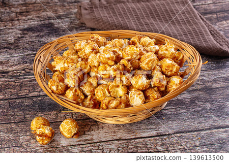 Sweet crunchy popcorn with caramel 139613500