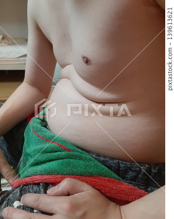 肥胖男子,男人的肚子,腹部,肥肚 肥胖男子,男人的肚子,腹部,肥肚 139613621