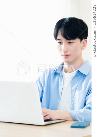 一個操作電腦的年輕人 139614228