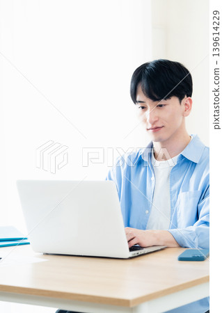 一個操作電腦的年輕人 139614229