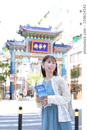A cute woman enjoying Yokohama Chinatown 139614542