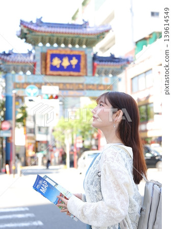 一位可愛的女士正在橫濱中華街遊玩 一位可愛的女士正在橫濱中華街遊玩 139614549