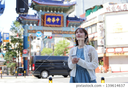 一位可愛的女子正在橫濱中華街旅行 一位可愛的女子正在橫濱中華街旅行 139614637