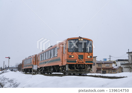 津輕鐵道的一列地方列車從津輕五所川原站出發。 津輕鐵道的一列地方列車從津輕五所川原站出發。 139614750