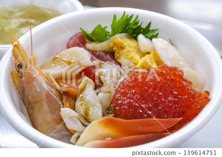 海鮮蓋飯，您可以購買生魚片並按自己的喜好擺盤。 139614751
