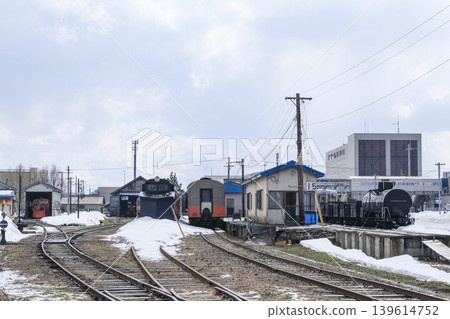 一組列車停放在津輕五所河原站內。 一組列車停放在津輕五所河原站內。 139614752