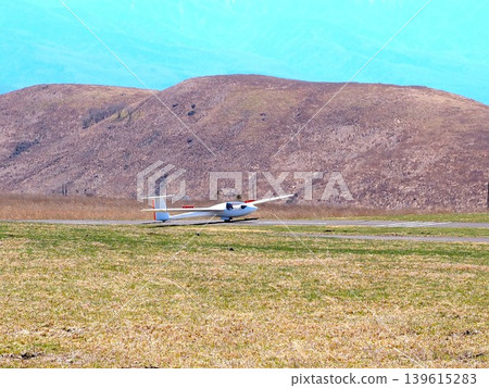 滑翔機降落在霧峰高原 滑翔機降落在霧峰高原 139615283