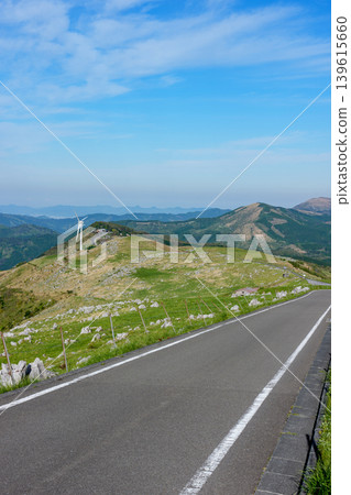 在湛藍的天空下,一條風景優美的公路蜿蜒穿過四國喀斯特地貌,沿途盡是喀斯特地形風光。 在湛藍的天空下,一條風景優美的公路蜿蜒穿過四國喀斯特地貌,沿途盡是喀斯特地形風光。 139615660