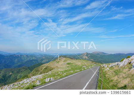 在湛藍的天空下,一條風景優美的公路蜿蜒穿過四國喀斯特地貌,沿途盡是喀斯特地形風光。 在湛藍的天空下,一條風景優美的公路蜿蜒穿過四國喀斯特地貌,沿途盡是喀斯特地形風光。 139615661