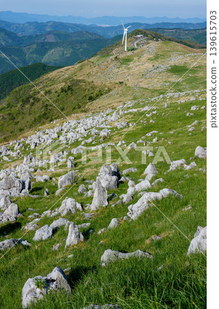 可欣賞四國喀斯特地形的壯麗景色，以及矗立在草原上的風車。 139615703