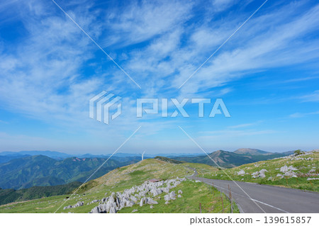 四國喀斯特的空中之路和喀斯特高原的壯麗景色 四國喀斯特的空中之路和喀斯特高原的壯麗景色 139615857