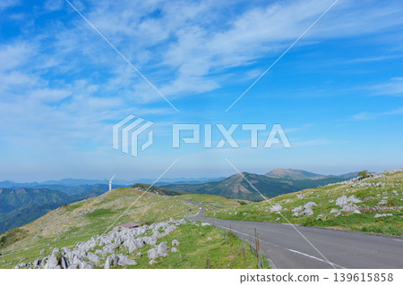 四國喀斯特的空中之路和喀斯特高原的壯麗景色 四國喀斯特的空中之路和喀斯特高原的壯麗景色 139615858