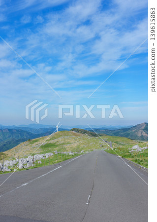 四國喀斯特的空中之路和喀斯特高原的壯麗景色 四國喀斯特的空中之路和喀斯特高原的壯麗景色 139615863