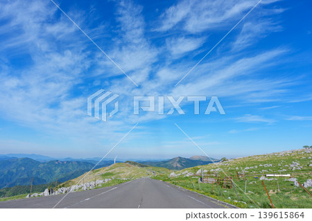 The Sky Road of Shikoku Karst and the spectacular scenery of the karst plateau The Sky Road of Shikoku Karst and the spectacular scenery of the karst plateau 139615864