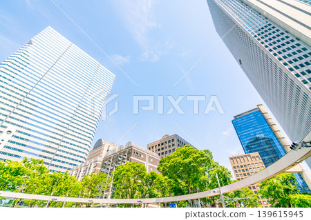 【東京】日本都市景觀：晴朗春日里的新宿摩天大樓（2026年5月） 139615945