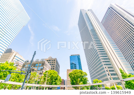【東京】日本都市景觀：晴朗春日里的新宿摩天大樓（2026年5月） 139615949