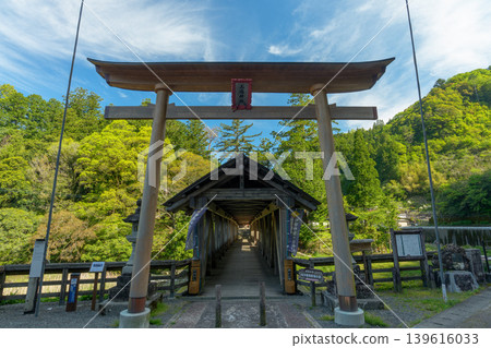 從高知縣梶原町眺望三島神社和木橋的景色。 從高知縣梶原町眺望三島神社和木橋的景色。 139616033
