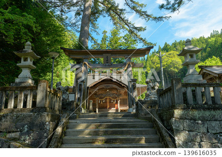 The main hall and torii gate of Mishima Shrine in Yusuhara Town, Kochi Prefecture The main hall and torii gate of Mishima Shrine in Yusuhara Town, Kochi Prefecture 139616035