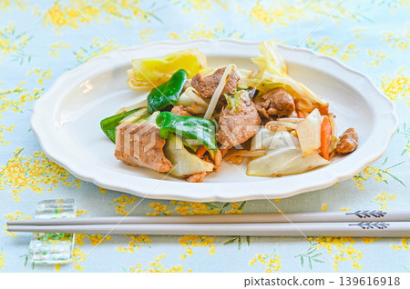 Stir-fried chicken with seasoned vegetables Stir-fried chicken with seasoned vegetables 139616918