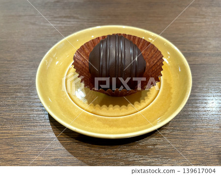 Chocolate-coated rum balls Chocolate-coated rum balls 139617004