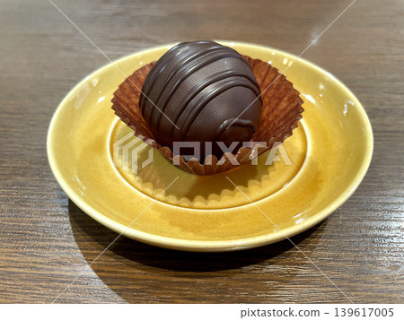 Chocolate-coated rum balls 139617005