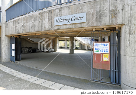 設施入口和資訊指示牌;混凝土鳥類保護區觀景中心 設施入口和資訊指示牌;混凝土鳥類保護區觀景中心 139617170