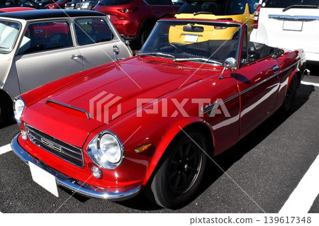 在停車場排隊的汽車 在停車場排隊的汽車 139617348